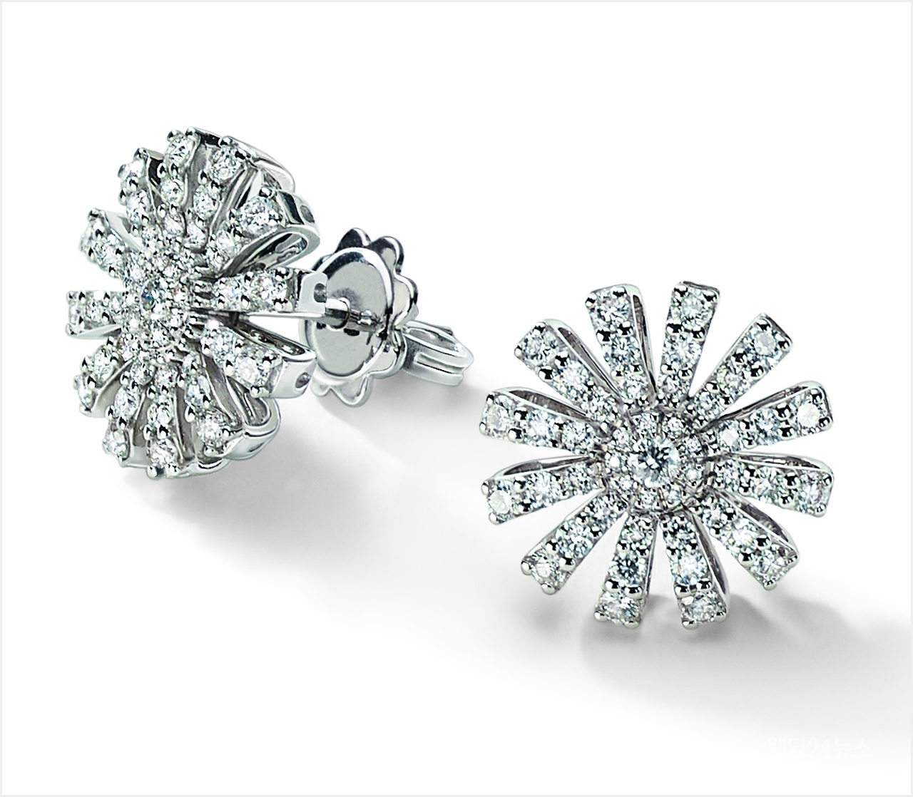 사진 : 다미아니, 풀 다이아몬드. Margherita earrings in white gold and diamonds