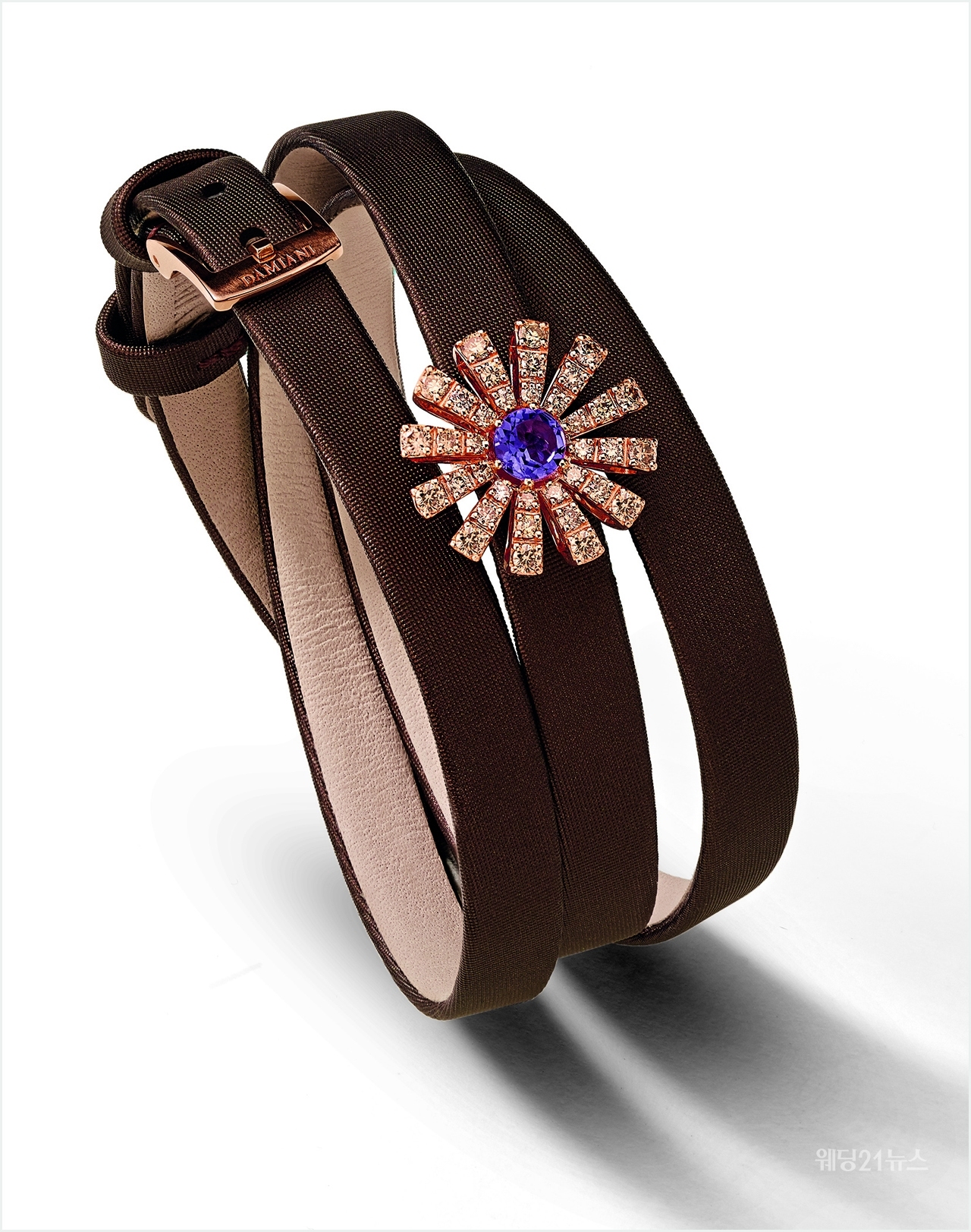 사진 : 다미아니, 개성있는 스타일의 브레이슬릿. Margherita bracelet in pink gold, brown diamonds and amethyst with satin