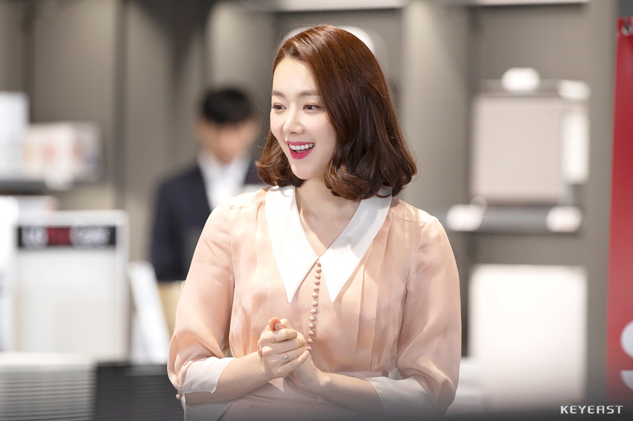 사진 : 키이스트, '배우 소이현' 활짝 핀 꽃미소 포착! 광고 촬영 비하인드컷