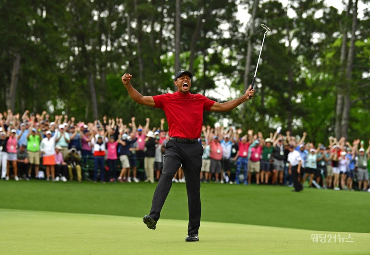 사진 : 롤렉스, 오거스타 내셔널 골프 클럽에서 우승을 자축하는 롤렉스 홍보대사 타이거 우즈(Tiger Woods)