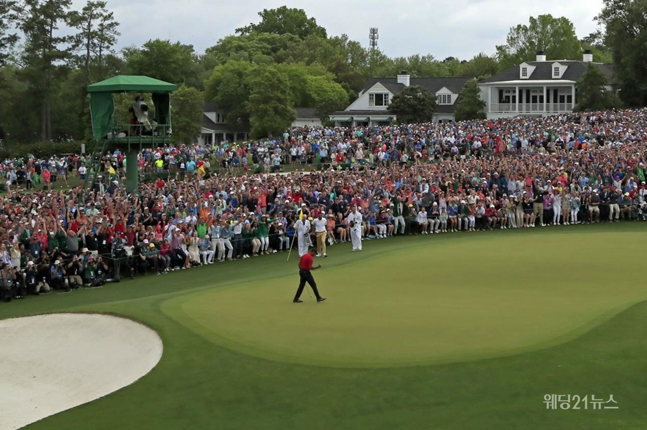 사진 : 롤렉스, 최종 라운드 18번째 홀 퍼팅으로 우승을 확정 짓는 롤렉스 홍보대사 타이거 우즈(Tiger Woods)