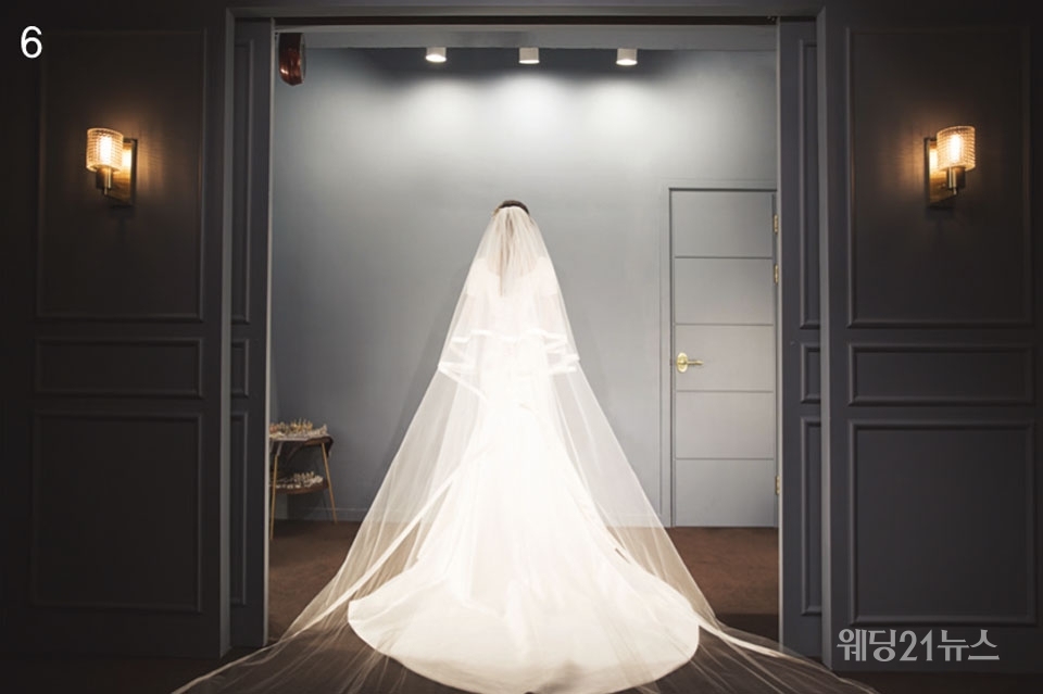 사진 : 조명이 은은해 분위기있는 피팅룸에서는 웨딩드레스의 완벽한 자태를 확인할 수 있다.