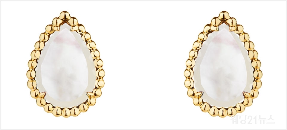 사진 : Serpent Boheme stud earrings, S motif, set with two white mother-of-pearl , in yellow gold