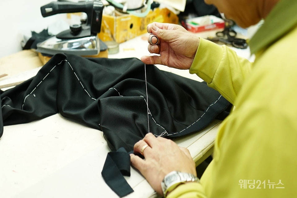 사진 : 맞춤 예복의 제작 과정 들여다보기, 5. 가봉 바느질