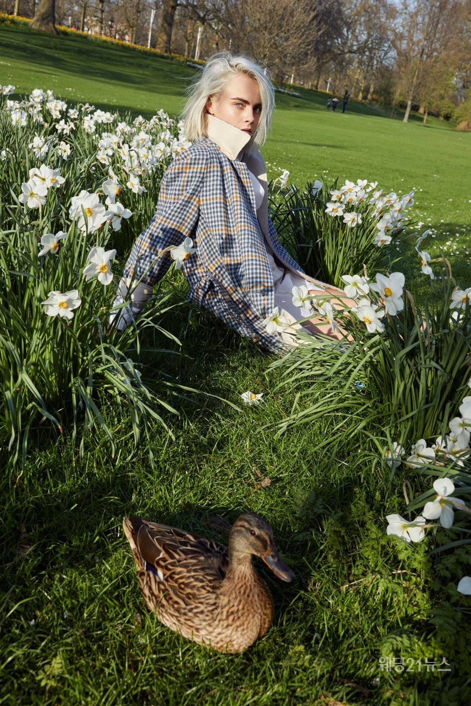 사진 : 허 블러썸(Her Blossom) 캠페인은 오리지널 허(Her) 캠페인에 이어 런던의 열정적인 정신을 상징하는 영국 배우이자 모델 카라 델레바인(Cara Delevingne)과 함께한다.