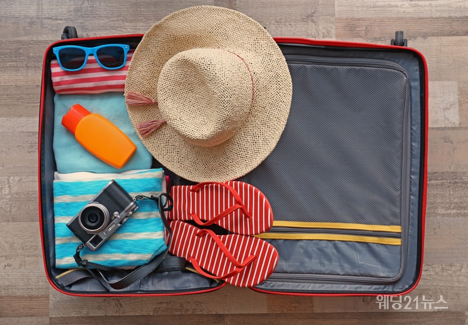 사진 : 큰 가방은 그만! 여름 휴가 짐 부피 줄이는 실속형 아이템