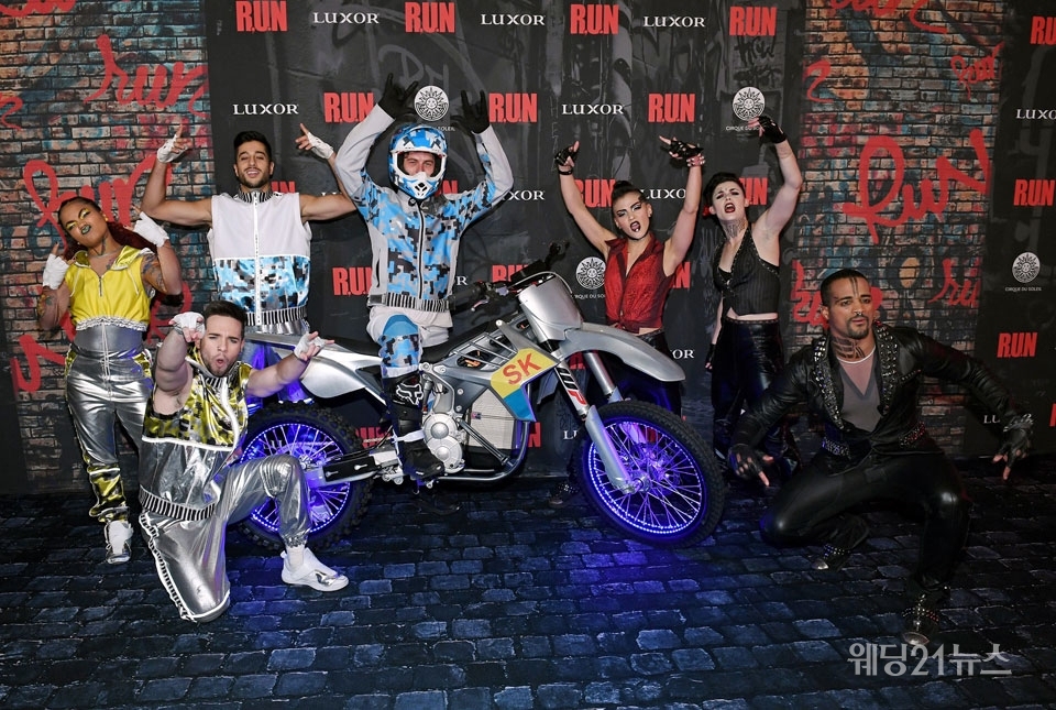 사진 : Cast of R.U.N Poses on Red Carpet at World Premiere, Nov. 14