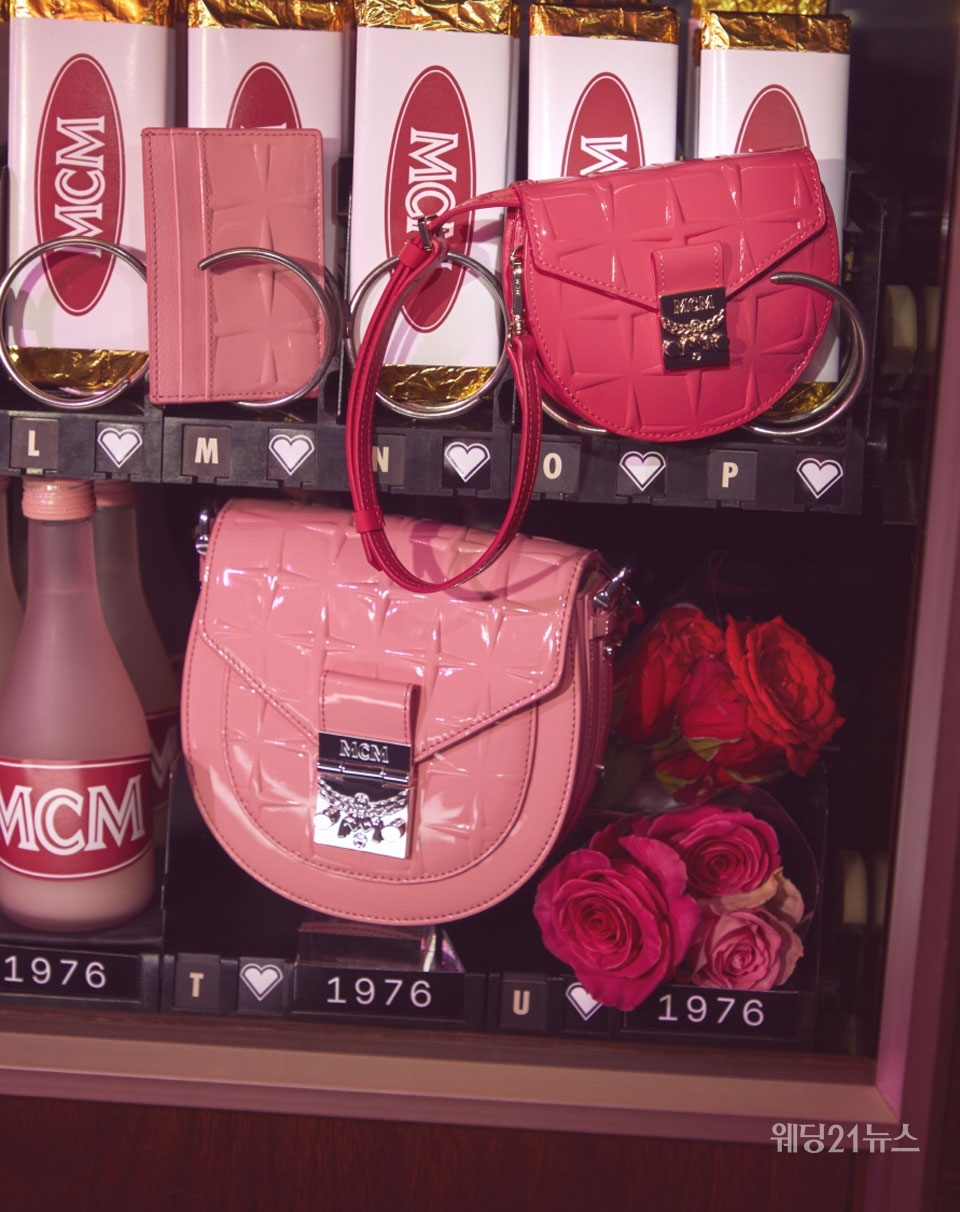 사진 : 빈티지 감성의 자판기에 전시된 MCM 발렌타인데이 컬렉션