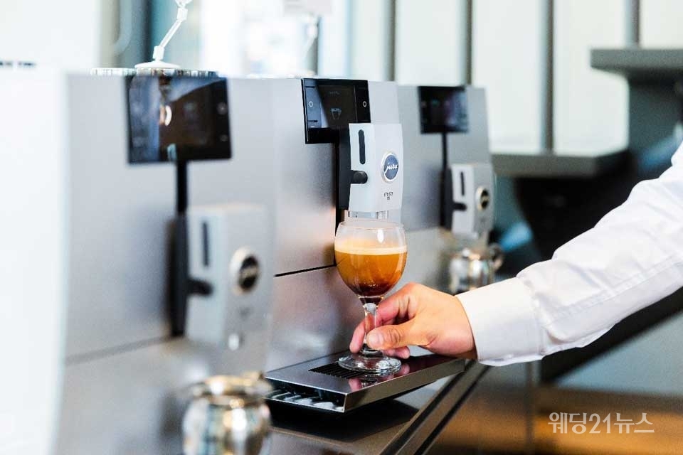 사진 : 세계적인 스페셜티 커피 원두들을 모아 유라 커피머신으로 시음할 수 있는 유라 UX관 테이스팅존