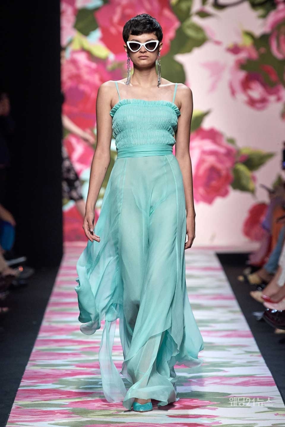 사진 : 블루마린, 2020 S/S COLLECTION. 컬러 : Emerald Green, 가격 : CHIFFON LONG DRESS (5,380,000원)