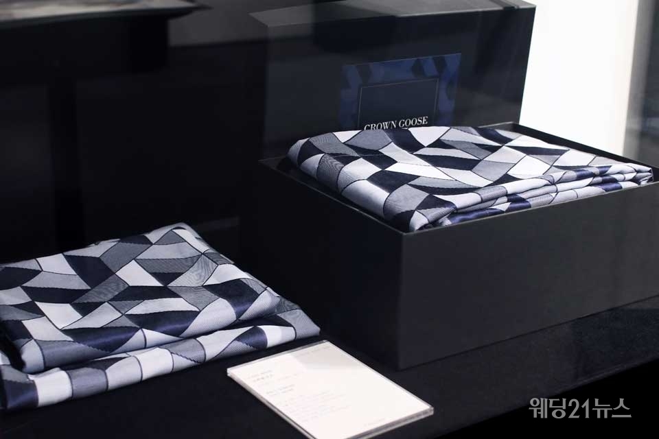 사진 : K-옥션 경매에 출품된 크라운구스 트라페즈 에디션 로열 네이비