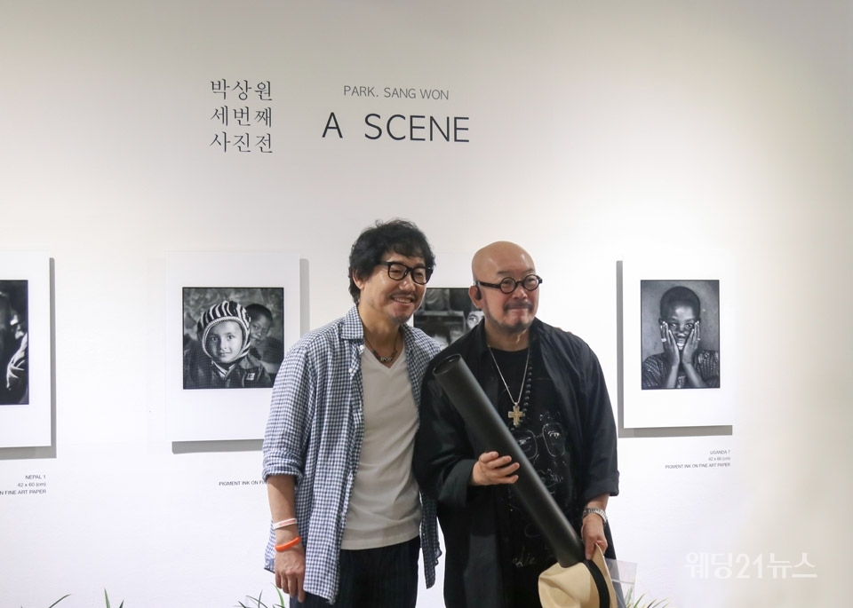 사진 : 글로벌 럭셔리 구스이불 브랜드 크라운구스가 공식 후원한 배우 박상원의 개인전 《A Scene》 속 이상봉 디자이너