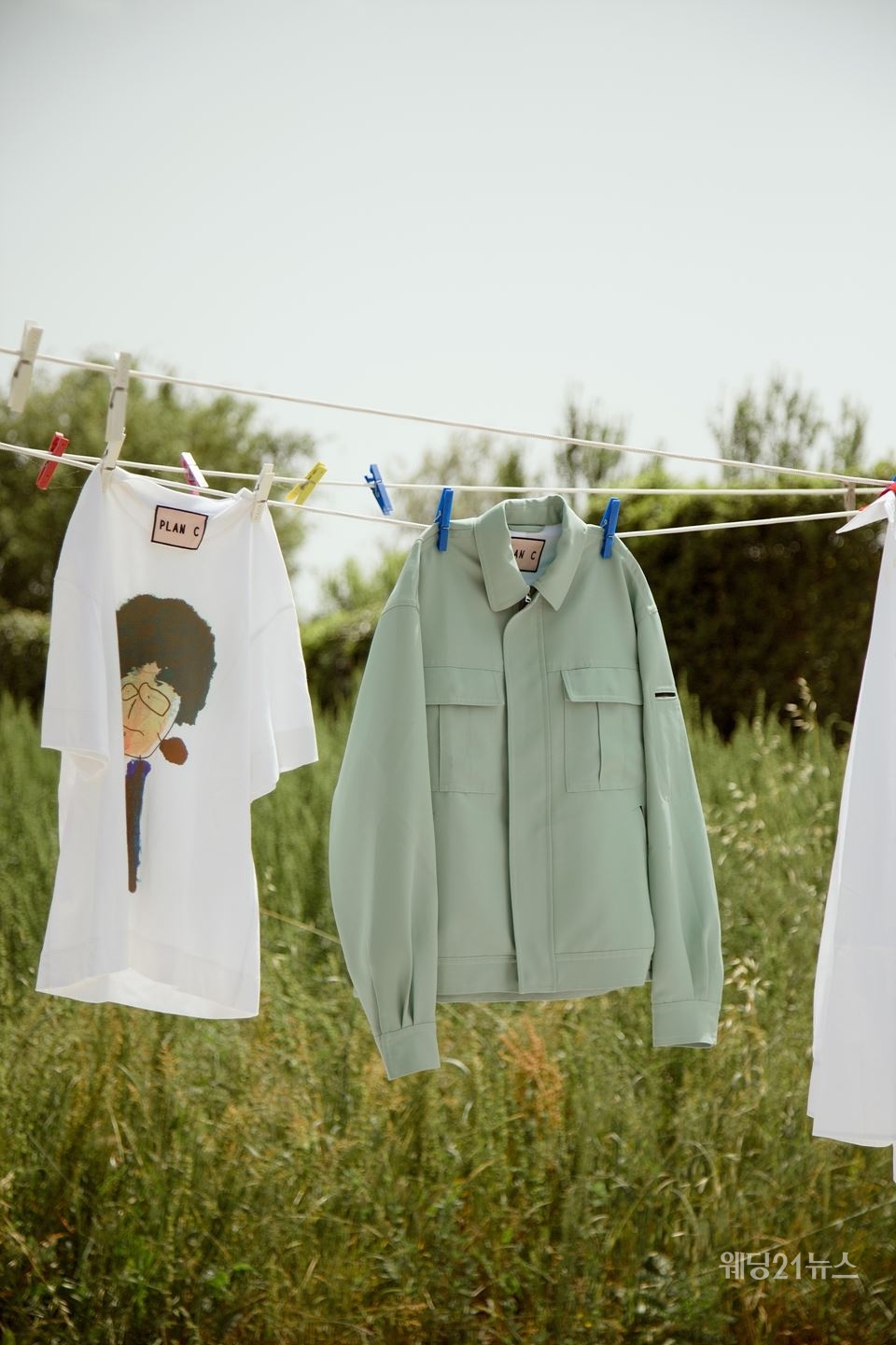 사진 : 밀라노 베이스의 브랜드 플랜씨(PLAN C)가 ‘필리’ 드로잉이 더해진 티셔츠와 민트 컬러 점퍼