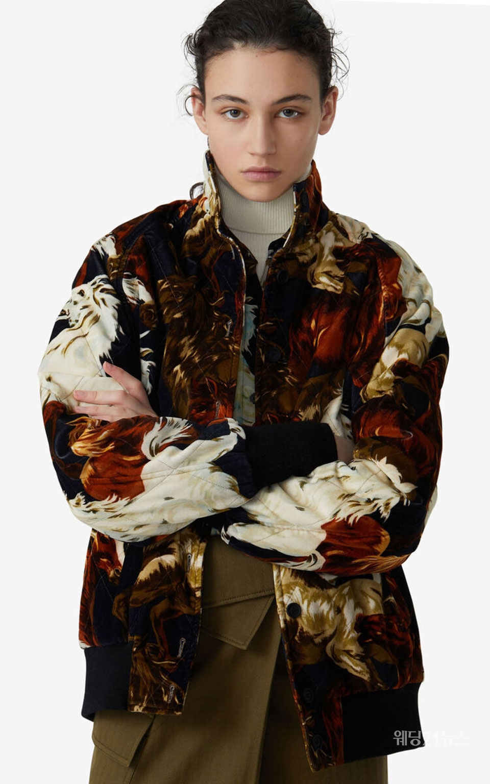 사진 : 겐조(KENZO), 20FW 시즌 슈보(Chevaux) 패턴의 퀼티드 벨벳 봄버 재킷