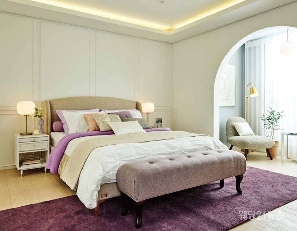 화이트 웨인스코팅과 프렌치 윙 디자인의 침대로 로맨틱한 분위기를 연출한 한샘 침실
